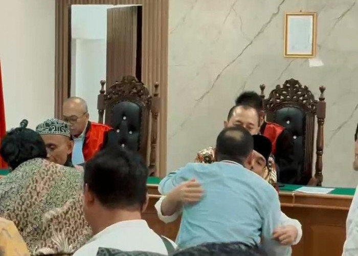 Eks Bupati Bekasi Ade Kuswara dan Ayahnya Segera Diadili