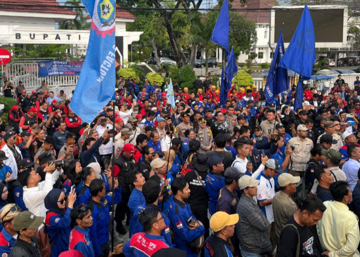 Terkait Putusan MK, Ratusan Buruh di Karawang Tuntut Kenaikan Upah 12 Persen