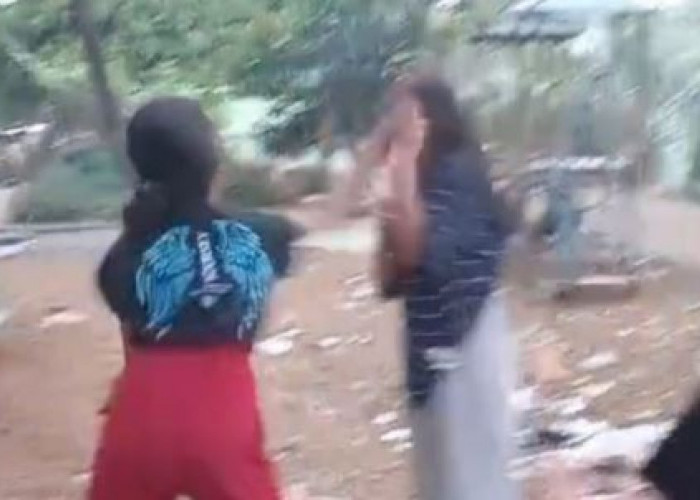 Viral, Video Remaja Putri di Bekasi Dirundung Kakak Seniornya, Diduga Kesal Gegara Kue Pancong!