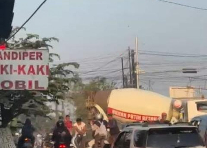 Tegal Danas Darurat Debu, Ceceran Coran Truk Molen Jadi Pemicu Pengendara Terjatuh