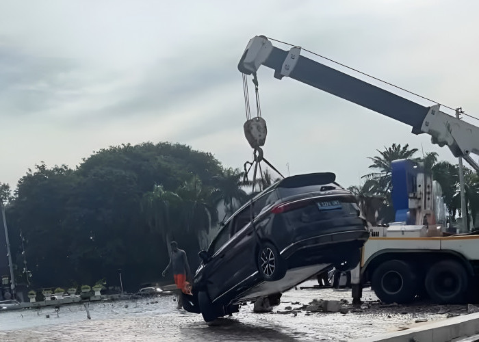Waduh! Begini Kronologi BYD M6 Nyemplung ke Kolam Bundaran HI