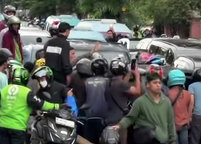 Mobil Lawan Arus di Gunung Sahari Tabrak Sejumlah Kendaraan, Pengemudi Diamuk Massa