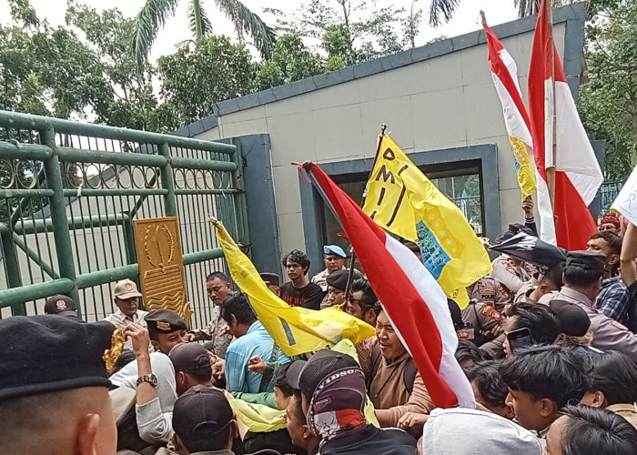 Aksi Unjuk Rasa yang Digelar Aliansi Masyarakat dan Mahasiswa Kabupaten Bekasi Ricuh