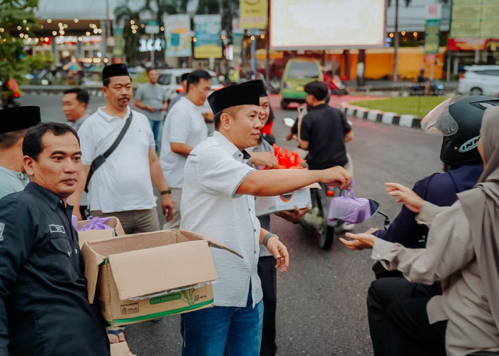 Bupati Karawang Bagikan 1.500 Takjil Gratis di Bundaran Ramayana, Habis Seketika!