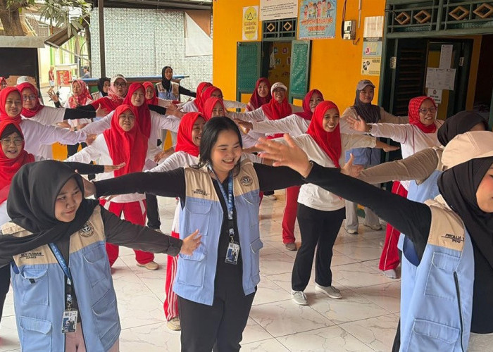 Mahasiswa Farmasi Universitas Esa Unggul Ajak Warga Rawa Buaya Kenali Kosmetik Aman melalui Cek KLIK