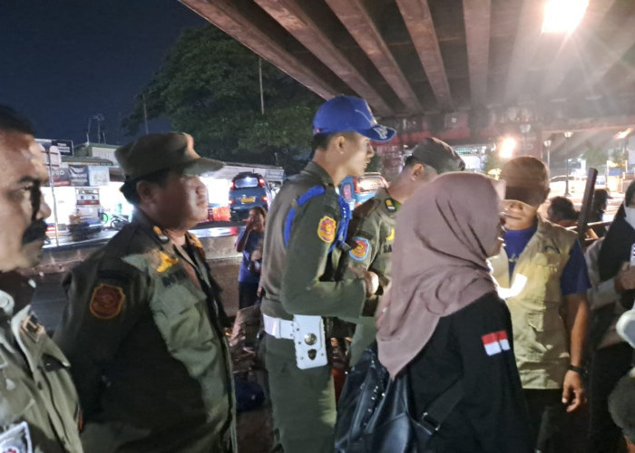 Razia Flyover Cikampek: Belasan Pengemis dan Manusia Silver Terjaring Satpol-PP Karawang