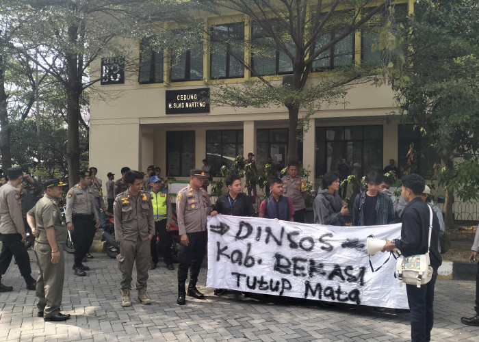 Dinilai Tak Becus Monitoring PKH, Gerakan Mahasiswa Peduli Konstitusi Geruduk Kantor Dinsos Kabupaten Bekasi