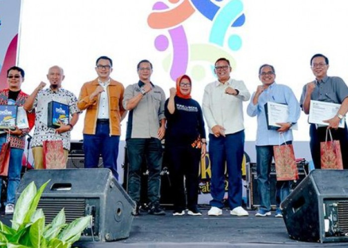 Kadisdik Jawa Barat Menyematkan Hadiah pada Satuan Pendidikan Terbaik dalam Peringatan Hakordia 2023