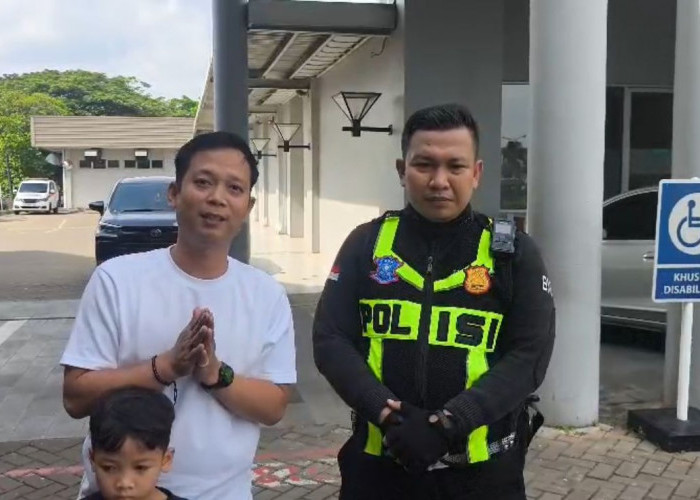Kemacetan Tol Karawang Timur, Personel Satlantas Polres Karawang Kawal Balita Kejang ke Rumah Sakit