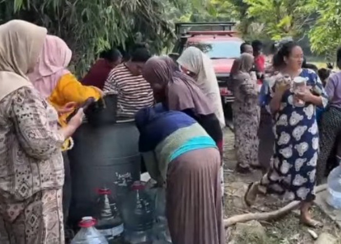Tangani Dampak Kemarau, BPBD Karawang Bersama Perumdam Tirta Tarum Salurkan Air Bersih ke Desa Mulangsari