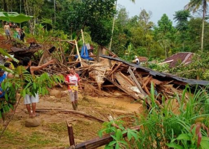Diterjang Tanah Longsor, Lima Rumah di Kampung Ciherang Lebak Rusak Total