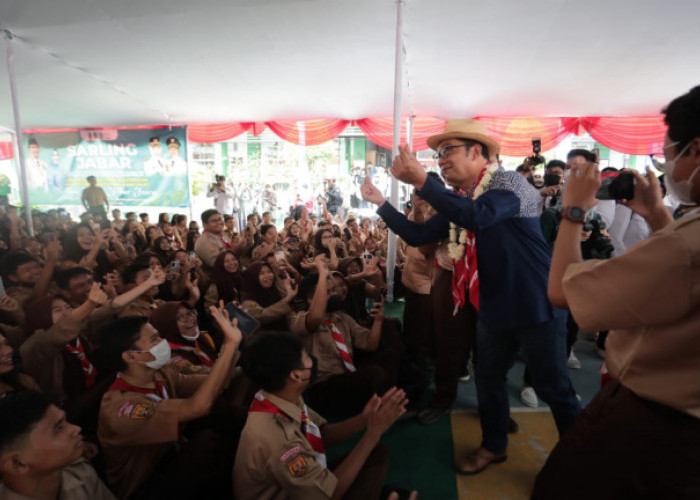 Kunjungi SMAN 5 Karawang, Ridwan Kamil Sampaikan Tahun ini Aplikasi Anti Bullying Hadir di Jabar