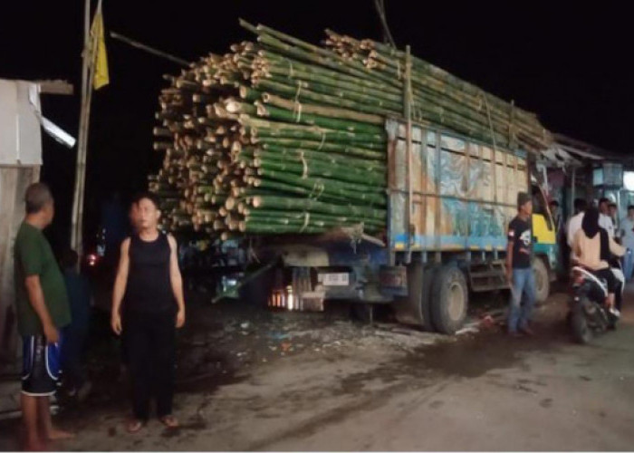 Truk Muatan Bambu Seruduk Kios dan Gerobak di Karawang, Satu Pedagang Bubur Tewas 