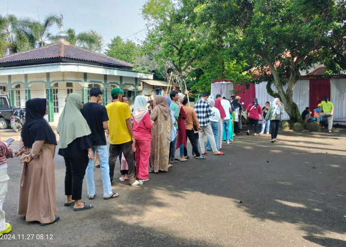 Antusias Warga Menyalurkan Hak Suara Di TPS Ade Kuswara