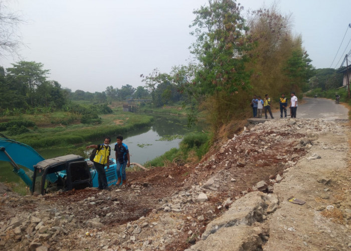 Jalan Purwadana Karawang Amblas Tergerus Citarum Sejak Februari, Kini Mulai Diperbaiki