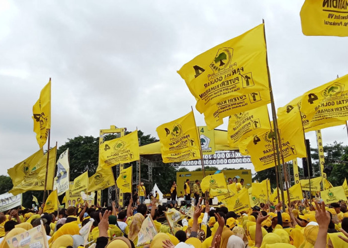 Hadiri Kampanye Rapat Umum Partai Golkar di Stadion Mini, Gibran-Airlangga Disambut Ribuan Massa di Cikarang