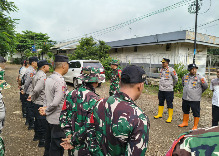 TNI- Polri Kompak Kerja Bakti di Akses Jalan Stasiun Cikampek