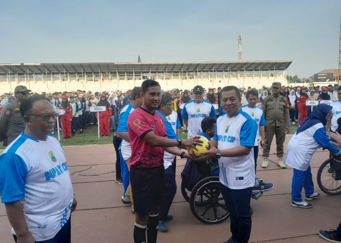 Dimeriahkan Selebritis FC dan Pertandingkan Enam Cabor, Bupati Cup 2024 Resmi Dibuka di Stadion Singaperbangsa