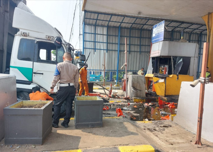 Diduga Rem Blong, Truk Tronton Hantam 2 Minibus di Gerbang Exit Tol di Karawang Hingga Salah Satunya Terjepit