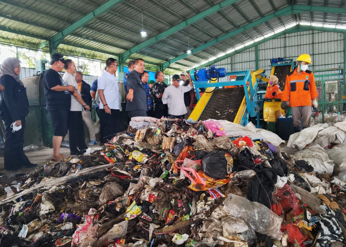 Bupati Karawang Aep Syaepuloh Dorong Pemilahan Sampah untuk Kurangi Beban TPA