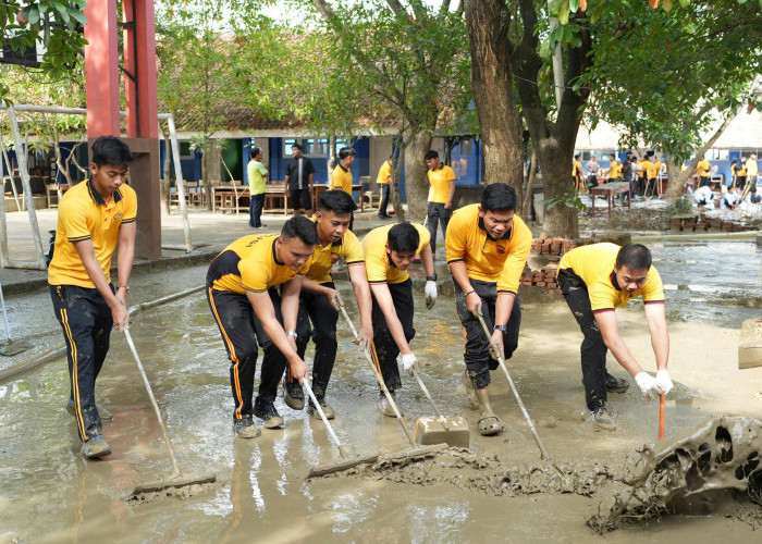 Terendam Banjir, Kapolres Karawang Bersih-bersih di SMPN 1 Telukjambe Barat 