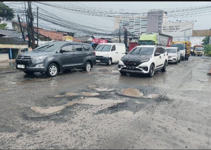 Memprihatinkan! Banyak Jalan Rusak dan Berlubang di Bekasi, Ancam Keselamatan Pemudik
