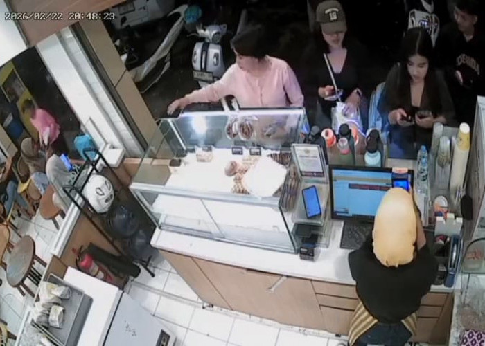 Pura-pura Jadi Pembeli, Seorang Ibu Gasak Ponsel Milik Penjaga Toko Roti di Kawasan Stasiun Karawang