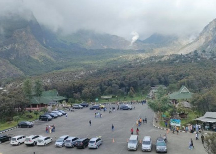Fenomena Blue Fire Muncul di Kawah Gunung Papandayan, Aktivitas Wisata Dibatasi
