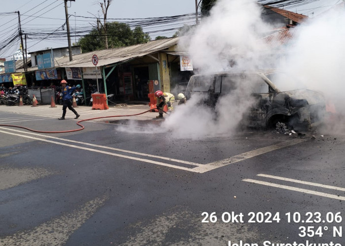 Viral Minibus Terbakar di Mapolres Karawang, Pengguna Jalan dan Warga Panik