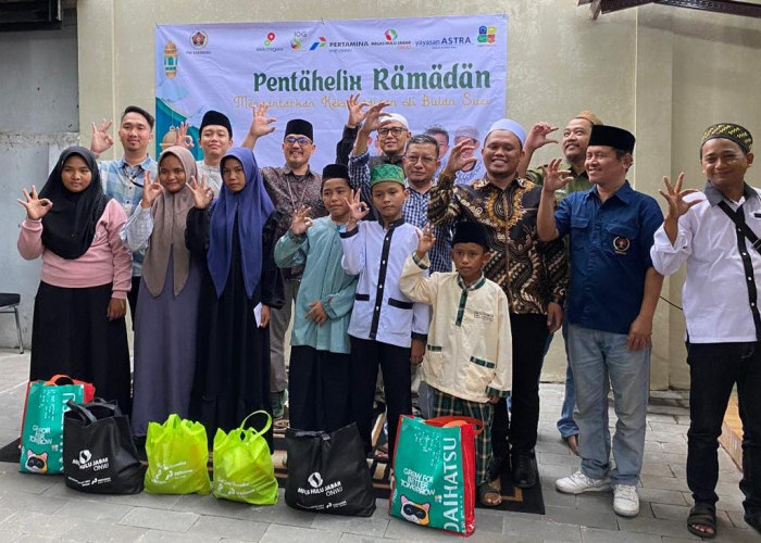 Kolaborasi PWI Karawang dan Perusahaan Besar, 100 Anak Yatim Terima Santunan di Pentahelix Ramadan