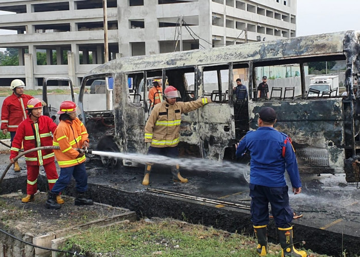 Diduga Korsleting Arus Listrik, Bus Elf Travel Ludes Terbakar di Mega Bekasi