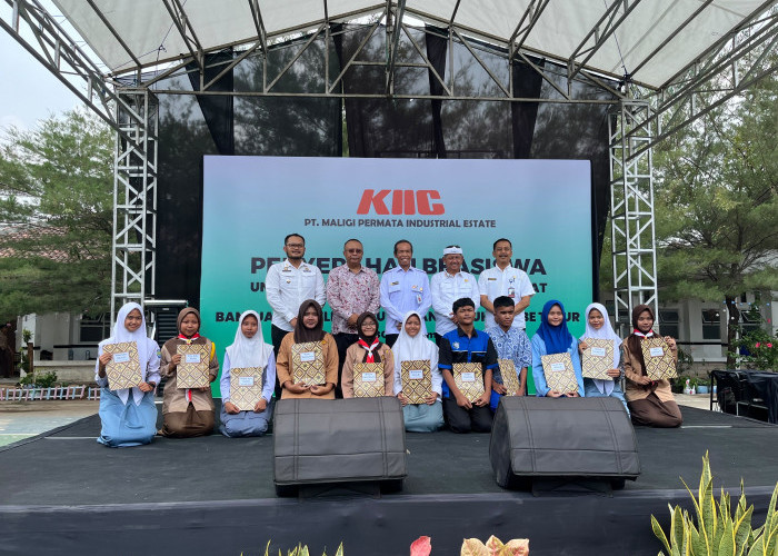 KIIC Salurkan Beasiswa dan Bantuan Mabel untuk Ratusan Siswa di Karawang