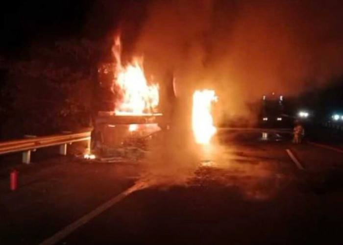 Kebakaran Bus Antar Kota di Terminal Induk Bekasi