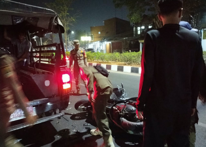 Satpol PP Karawang Bantu Pengobatan dan Perbaikan Motor Pengemudi Ojol yang Tabrak Mobil Patroli