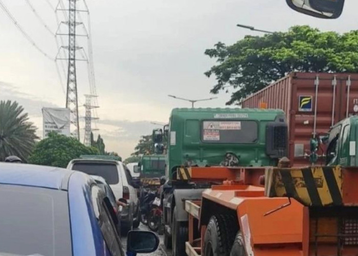 Kemacetan Parah Jalan Raya Bekasi–Cakung-Cilincing Dipicu Aktivitas Bongkar Muat Truk