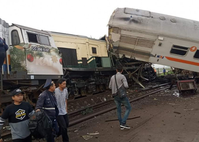 Kereta Turangga Tabrakan dengan KA Bandung Raya di Cicalengka, 3 Orang Tewas dan 28 Penumpang Luka-luka
