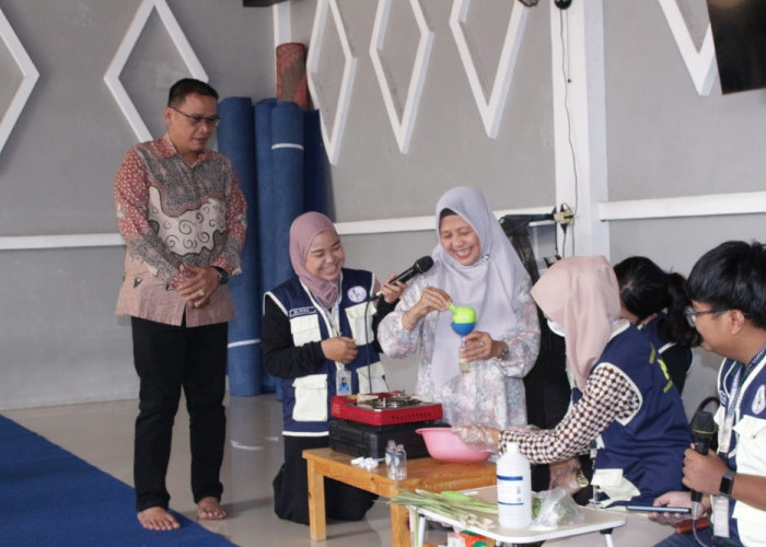 Mahasiswa Farmasi Universitas Esa Unggul Ajak Warga Cikiwul Manfaatkan Serai sebagai Anti Nyamuk Herbal