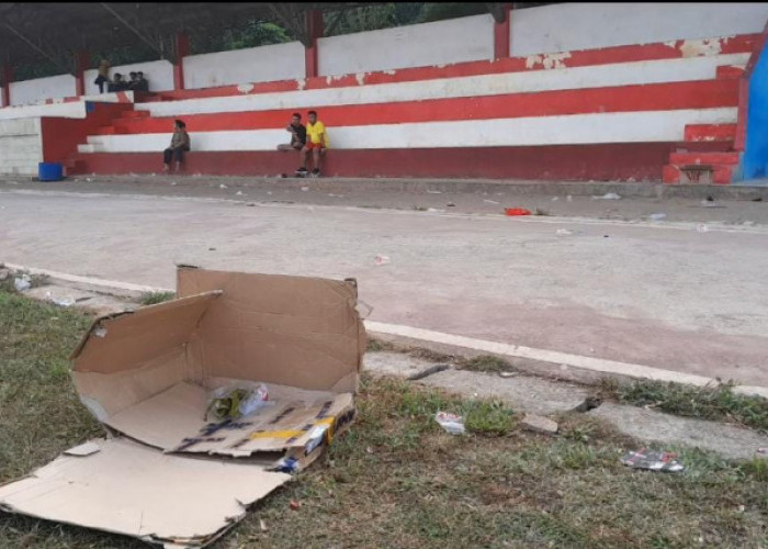Seminar Relawan Ganjar di Stadion Mini Ciketing Udik Sisakan Sampah Berserakan