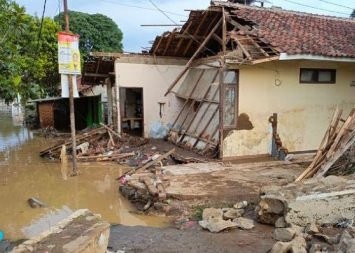 Sangking Derasnya Banjir di Desa Citeureup, Ada Sejumlah Warga yang Jebol Atap Demi Selamatkan Diri