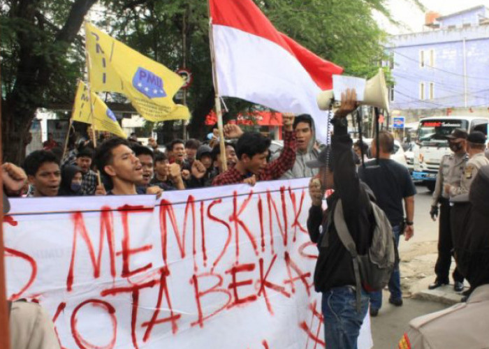 Prihatin Angka Kemiskinan di Kota Bekasi terus Meningkat, Puluhan Mahasiswa PMII Turun ke Jalan