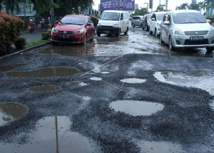 Jalan Rusak di Sejumlah Wilayah Bekasi Masih Dikeluhkan Warga