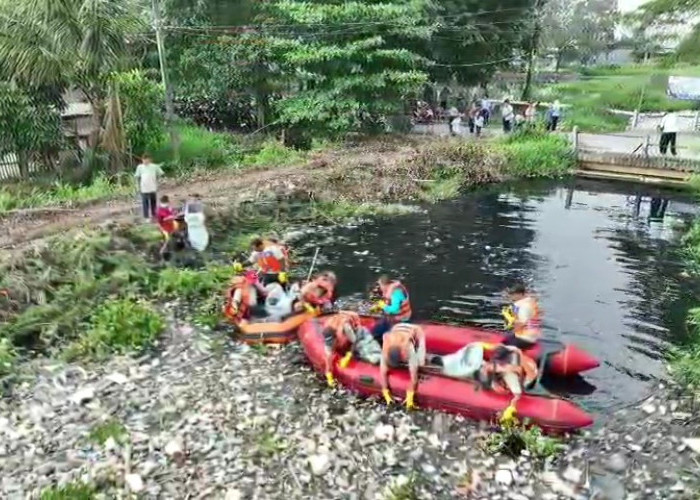 Komatsu dan Warga Bersihkan Kali Rasmi di Karangbahagia, Upaya Tekan Risiko Banjir