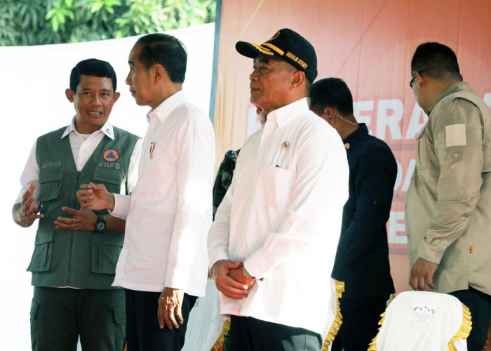 Didampingi Kepala BNPB, Jokowi Serahkan Bantuan Dana Stimulan Kepada Petani yang Gagal Panen Akibat Banjir