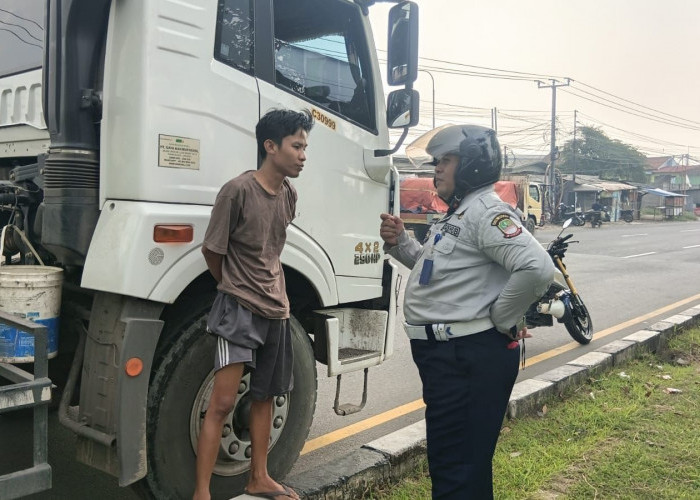Parkir Liar Truk di Pantura Bekasi Jadi Ancaman Keselamatan Pengendara