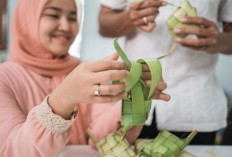Ini 4 Cara Mudah Menganyam Ketupat Lebaran Sendiri di Rumah, Anti Gagal dan No Ribet!