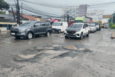 Jalan Provinsi di Cikarang Selatan Hancur