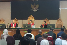 Ade Kunang Hadirkan Istri dan Kakak Jadi Saksi, Hakim : Pendapatan Miliaran, Kok Masih Terima Uangnya