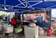 Dapur Umum Tagana Karawang Produksi Hingga 700 Bungkus Makanan per Hari untuk Korban Banjir