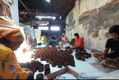 Imlek Nyambung Lebaran, Kue Keranjang Cikarang Tetap Ngebul