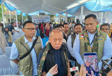 Saan Mustopa Tinjau Penyaluran Bantuan Beras untuk Warga Karangligar
